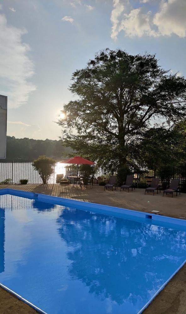 Lake View Inn & Suites Killen 외부 사진